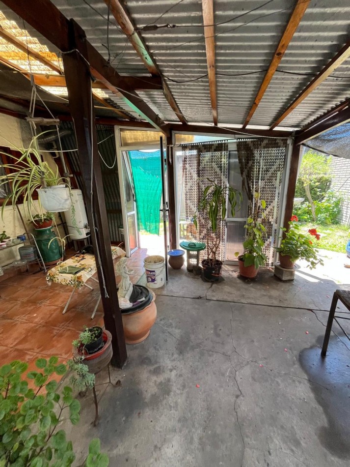 VENTA CASA ALPINA EN EXCELENTE ESTADO, 2 DORMITORIOS, DEPARTAMENTO O QUINCHO Y GALERIA, LA GOLONDRINA 2000 -TEMPERLEY-