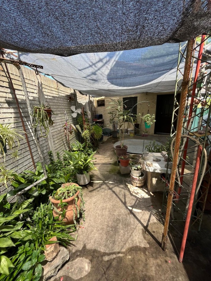 VENTA CASA ALPINA EN EXCELENTE ESTADO, 2 DORMITORIOS, DEPARTAMENTO O QUINCHO Y GALERIA, LA GOLONDRINA 2000 -TEMPERLEY-