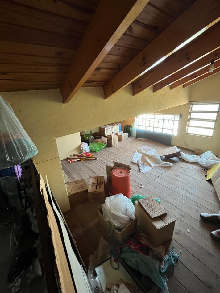 VENTA CASA ALPINA EN EXCELENTE ESTADO, 2 DORMITORIOS, DEPARTAMENTO O QUINCHO Y GALERIA, LA GOLONDRINA 2000 -TEMPERLEY-