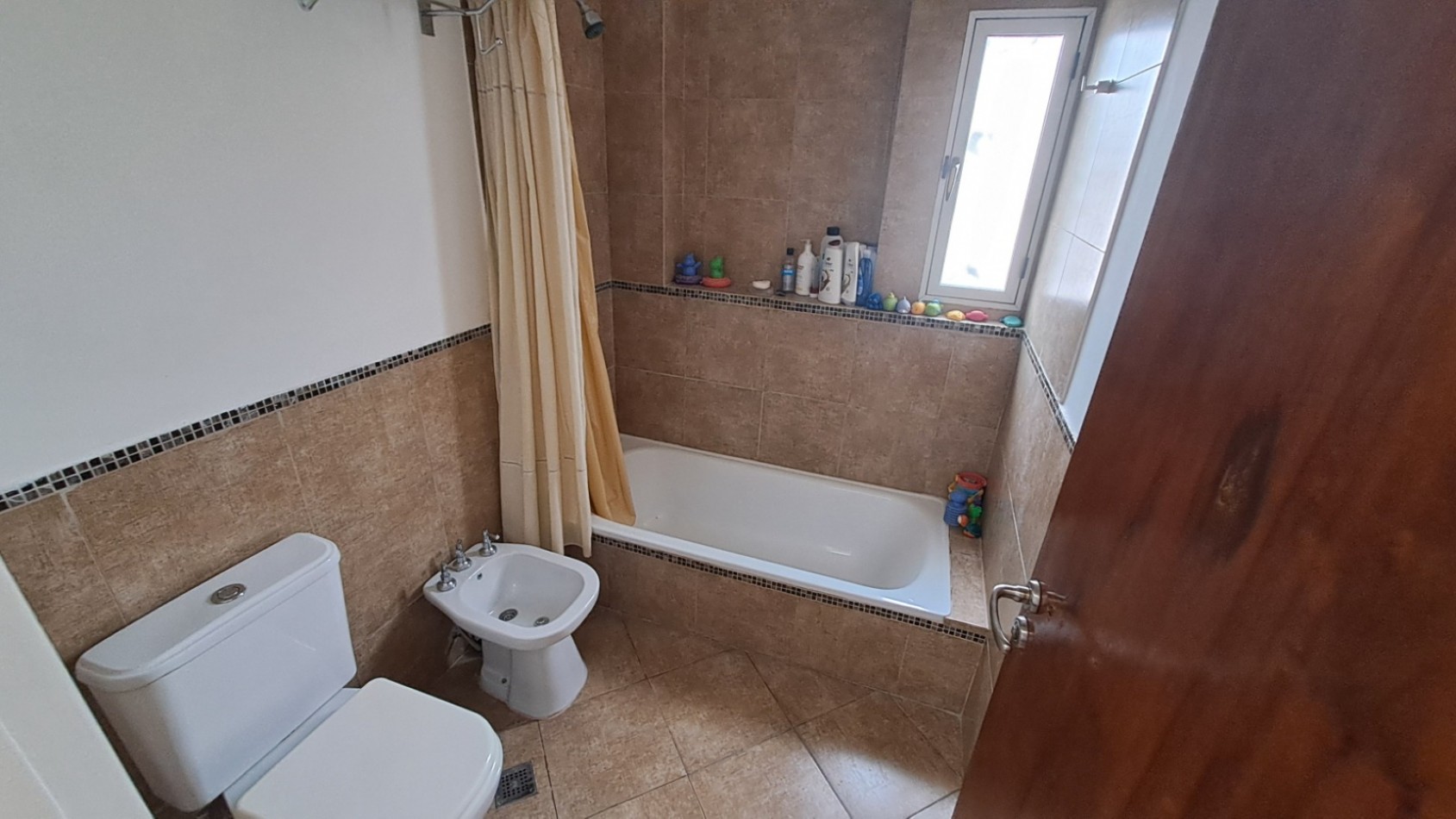 VENTA APTO CREDITO, DUPLEX 2 DORMITORIOS, PATIO INDEPENDIENTE Y LUGAR PARA GUARDAR EL AUTO DESCUBIERTO, P. IGLESIAS 200 -MONTE GRANDE-