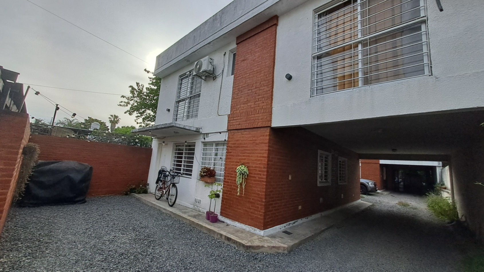 VENTA APTO CREDITO, DUPLEX 2 DORMITORIOS, PATIO INDEPENDIENTE Y LUGAR PARA GUARDAR EL AUTO DESCUBIERTO, P. IGLESIAS 200 -MONTE GRANDE-