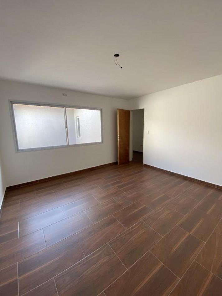 VENTA DUPLEX 4 AMBIENTES, CON COCHERA, A 4 CUADRAS DE CERRITO, RUBEN DARIO 500 -TEMPERLEY-