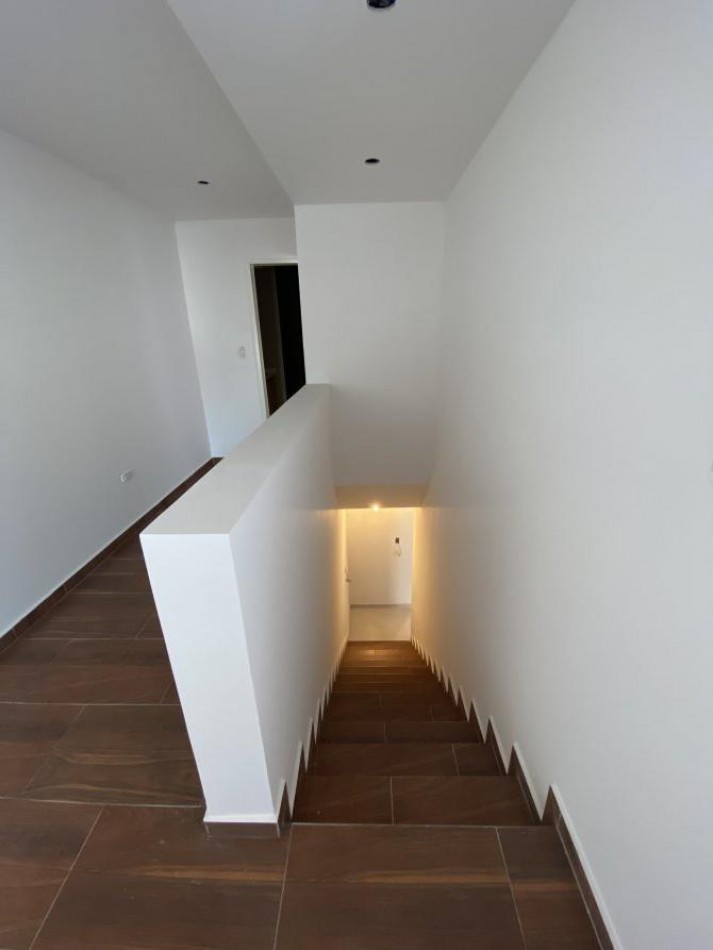 VENTA DUPLEX 4 AMBIENTES, CON COCHERA, A 4 CUADRAS DE CERRITO, RUBEN DARIO 500 -TEMPERLEY-