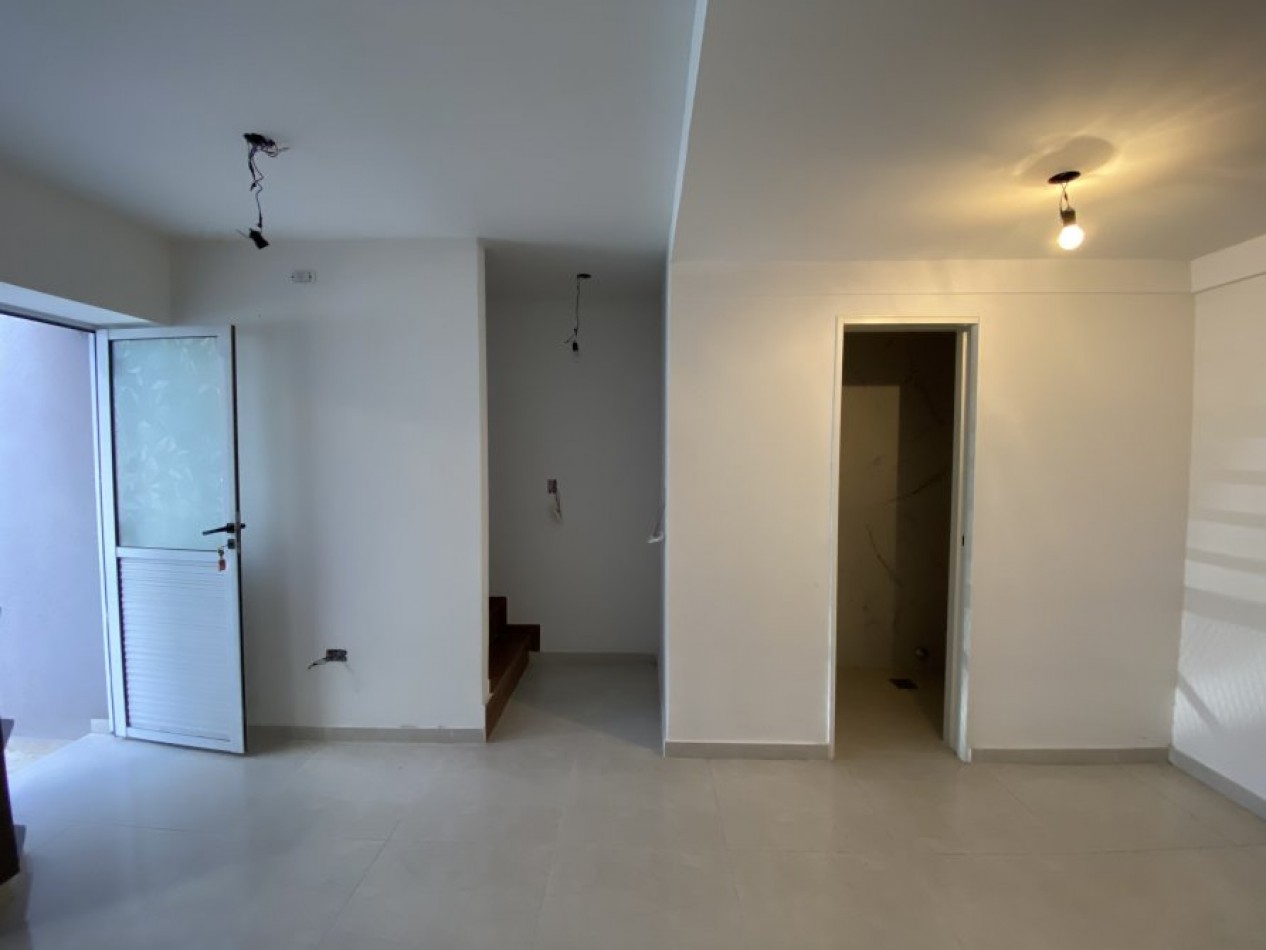 VENTA DUPLEX 4 AMBIENTES, CON COCHERA, A 4 CUADRAS DE CERRITO, RUBEN DARIO 500 -TEMPERLEY-