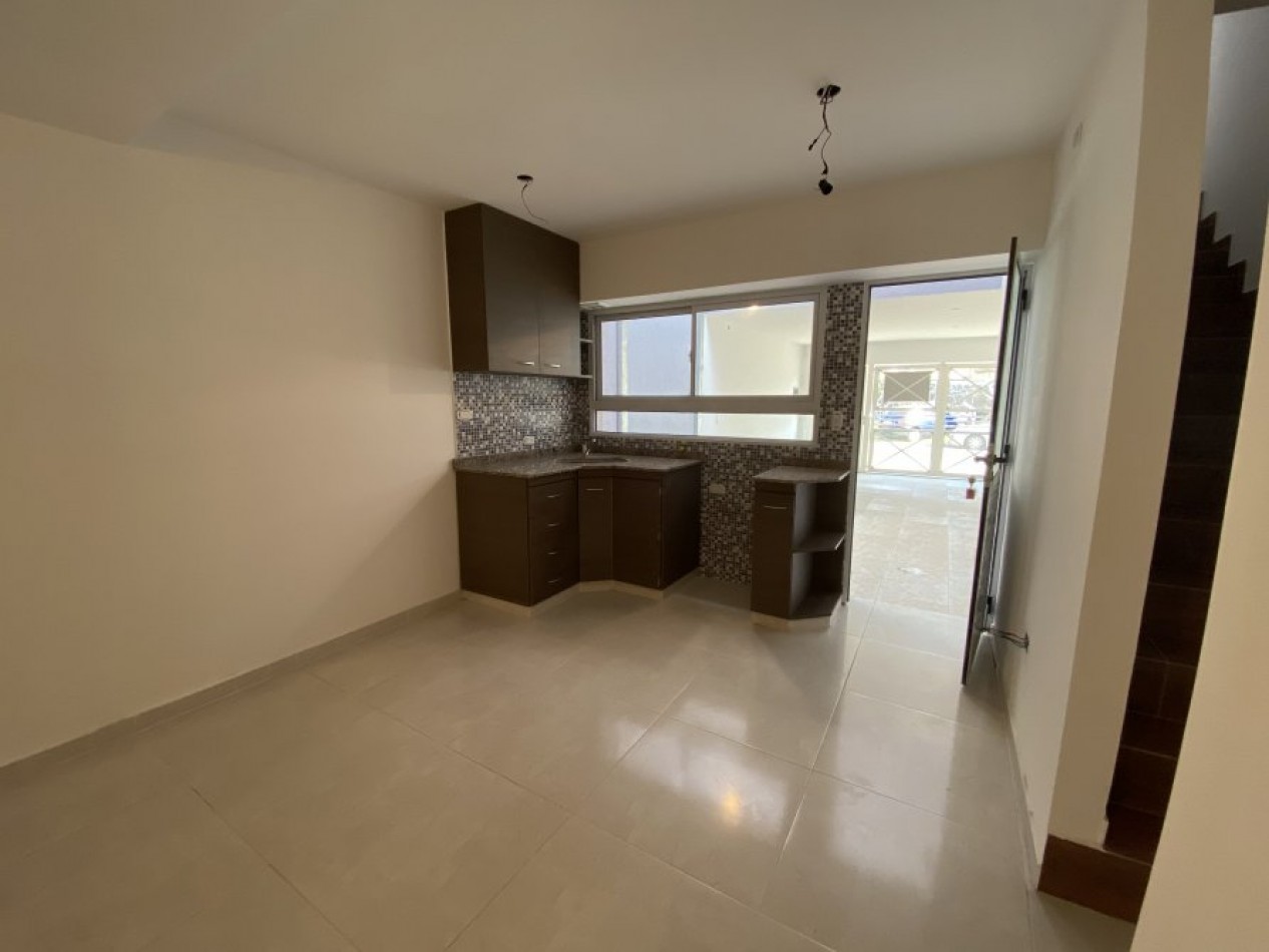 VENTA DUPLEX 4 AMBIENTES, CON COCHERA, A 4 CUADRAS DE CERRITO, RUBEN DARIO 500 -TEMPERLEY-
