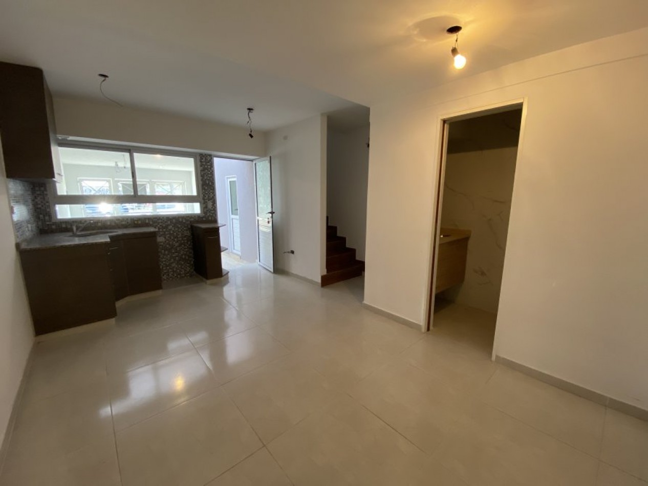 VENTA DUPLEX 4 AMBIENTES, CON COCHERA, A 4 CUADRAS DE CERRITO, RUBEN DARIO 500 -TEMPERLEY-