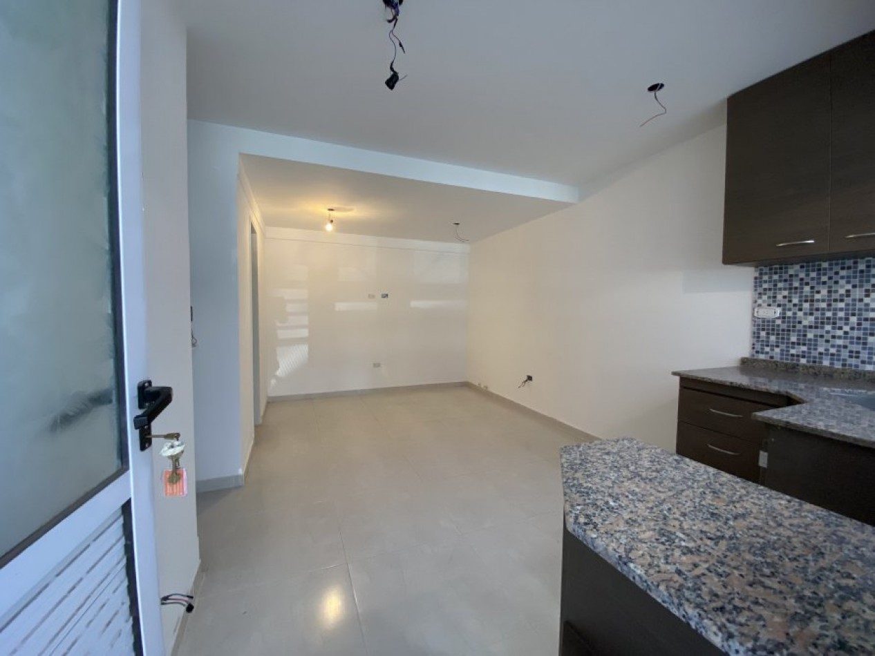 VENTA DUPLEX 4 AMBIENTES, CON COCHERA, A 4 CUADRAS DE CERRITO, RUBEN DARIO 500 -TEMPERLEY-