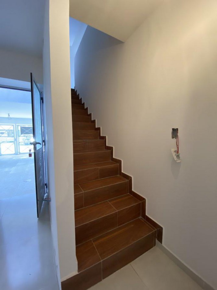 VENTA DUPLEX 4 AMBIENTES, CON COCHERA, A 4 CUADRAS DE CERRITO, RUBEN DARIO 500 -TEMPERLEY-