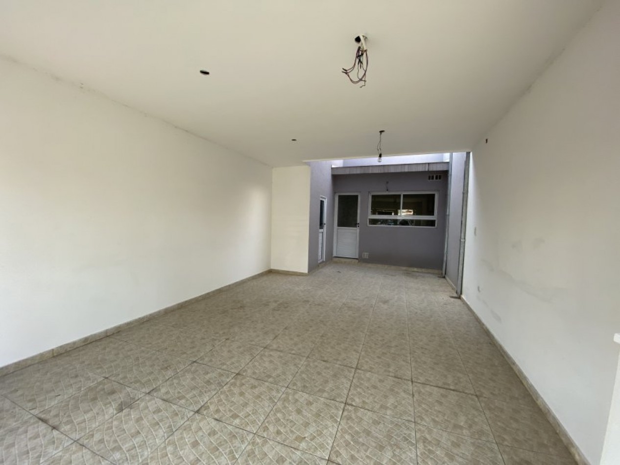 VENTA DUPLEX 4 AMBIENTES, CON COCHERA, A 4 CUADRAS DE CERRITO, RUBEN DARIO 500 -TEMPERLEY-