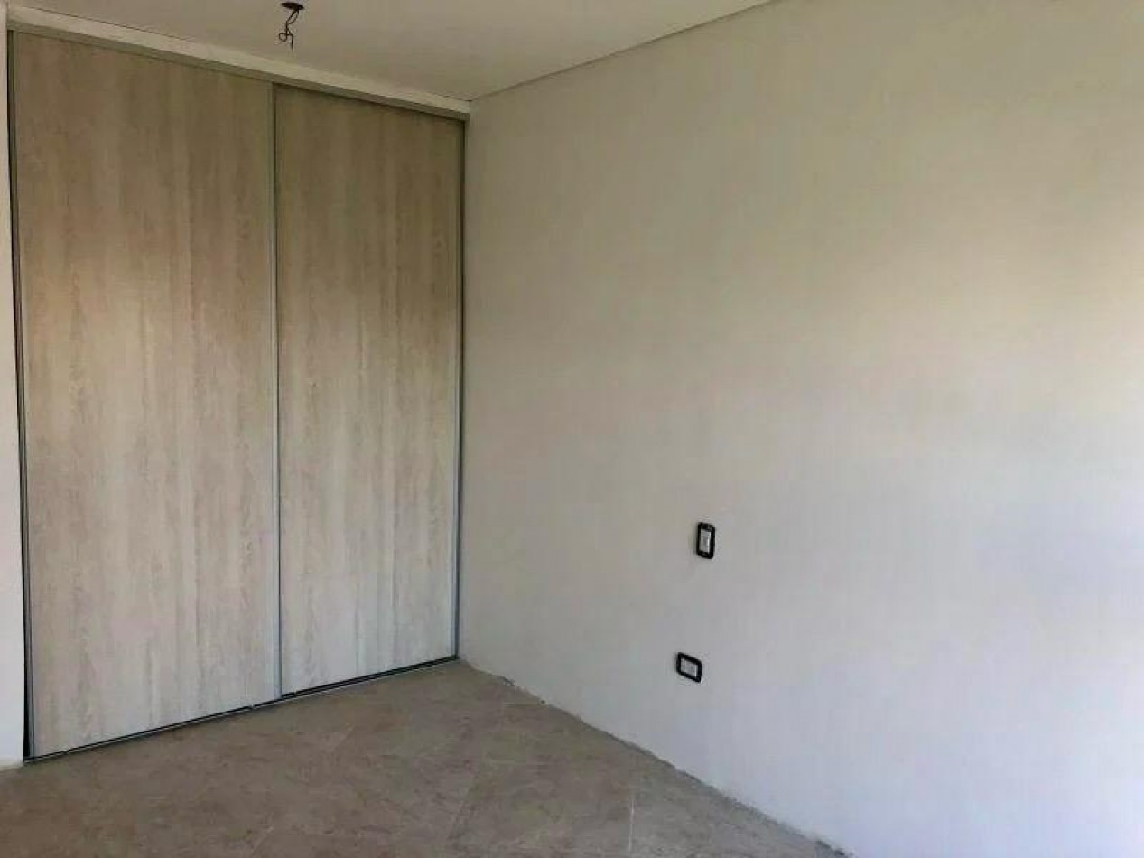 VENTA APTA CREDITO DEPARTAMENTO AL FRENTE 3 AMBIENTES CON COCHERA, EXCELENTE UBICACION A 3 CUADRAS DE LA ESTACION DE MONTE GRANDE, AMEGHINO 126 -MONTE GRANDE-