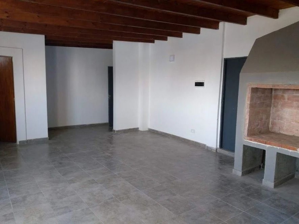 VENTA APTA CREDITO DEPARTAMENTO AL FRENTE 3 AMBIENTES CON COCHERA, EXCELENTE UBICACION A 3 CUADRAS DE LA ESTACION DE MONTE GRANDE, AMEGHINO 126 -MONTE GRANDE-