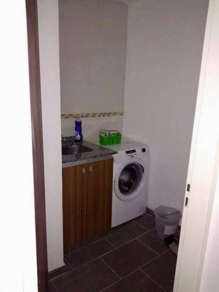 VENTA APTA CREDITO DEPARTAMENTO AL FRENTE 3 AMBIENTES CON COCHERA, EXCELENTE UBICACION A 3 CUADRAS DE LA ESTACION DE MONTE GRANDE, AMEGHINO 126 -MONTE GRANDE-