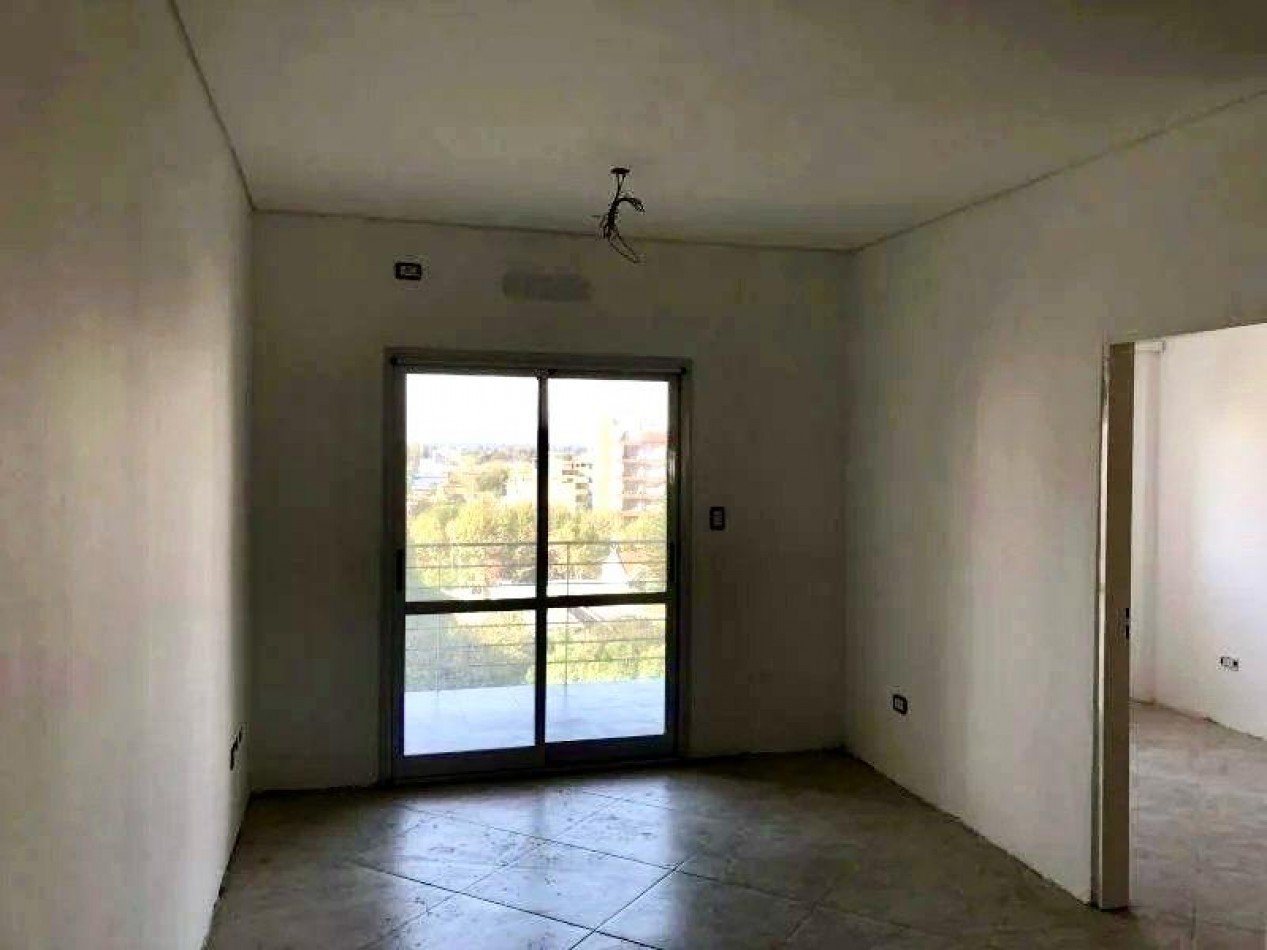 VENTA APTA CREDITO DEPARTAMENTO AL FRENTE 3 AMBIENTES CON COCHERA, EXCELENTE UBICACION A 3 CUADRAS DE LA ESTACION DE MONTE GRANDE, AMEGHINO 126 -MONTE GRANDE-