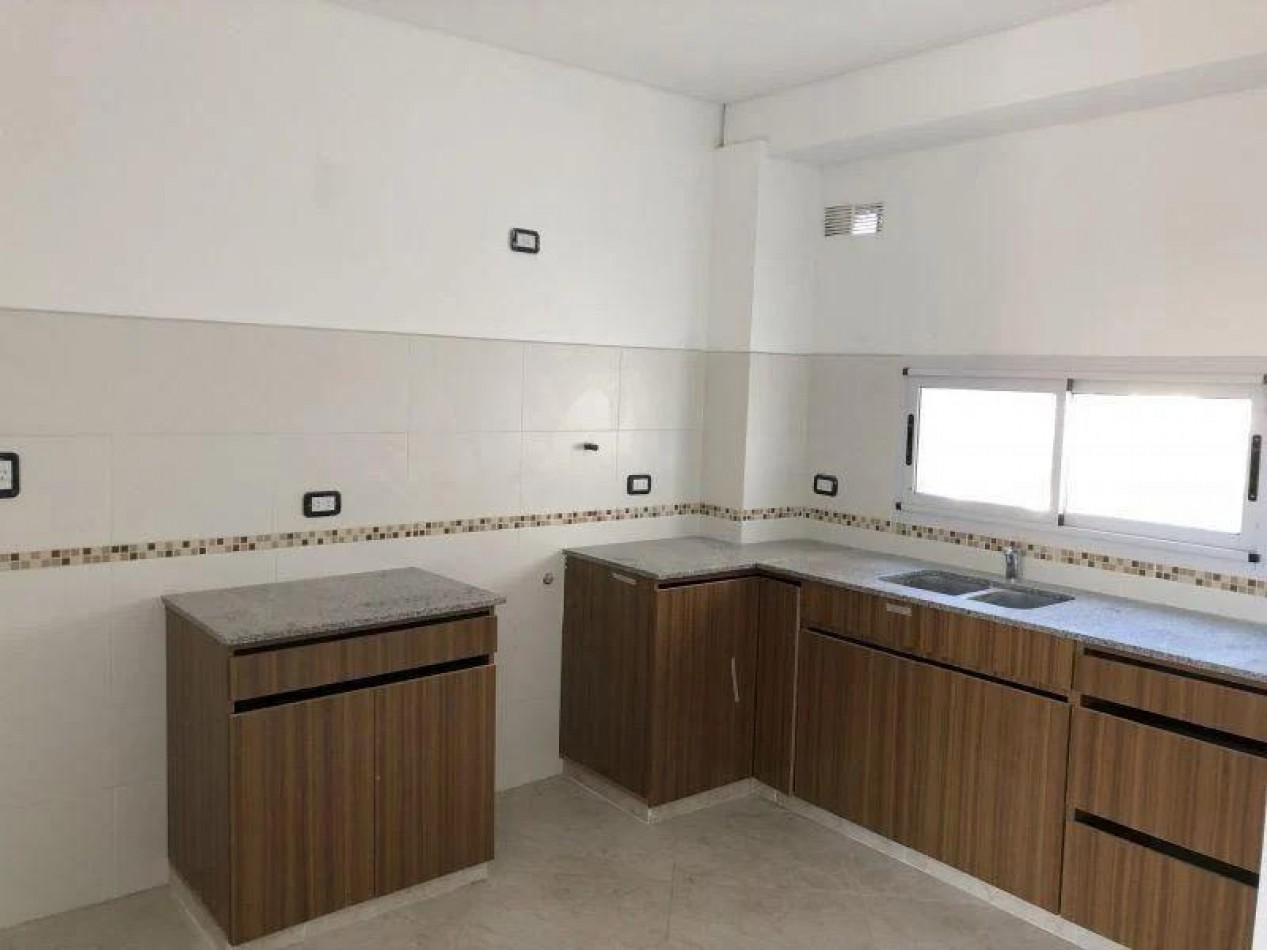 VENTA APTA CREDITO DEPARTAMENTO AL FRENTE 3 AMBIENTES CON COCHERA, EXCELENTE UBICACION A 3 CUADRAS DE LA ESTACION DE MONTE GRANDE, AMEGHINO 126 -MONTE GRANDE-