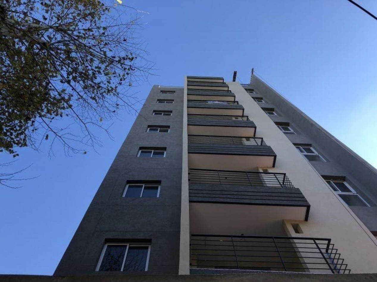 VENTA APTA CREDITO DEPARTAMENTO AL FRENTE 3 AMBIENTES CON COCHERA, EXCELENTE UBICACION A 3 CUADRAS DE LA ESTACION DE MONTE GRANDE, AMEGHINO 126 -MONTE GRANDE-