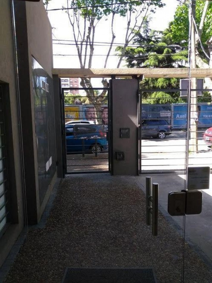 VENTA APTA CREDITO DEPARTAMENTO AL FRENTE 3 AMBIENTES CON COCHERA, EXCELENTE UBICACION A 3 CUADRAS DE LA ESTACION DE MONTE GRANDE, AMEGHINO 126 -MONTE GRANDE-