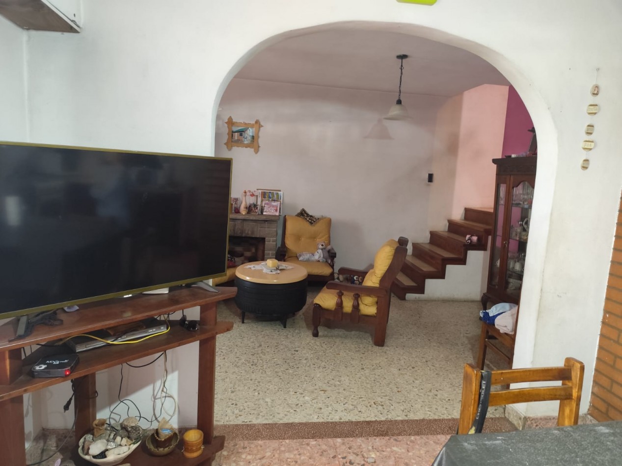 VENTA CASA TIPO CHALET CON DEPARTAMENTO AL FONDO, GARAJE SEMICUBIERTO, RUBEN DARIO 1100 -TEMPERLEY-