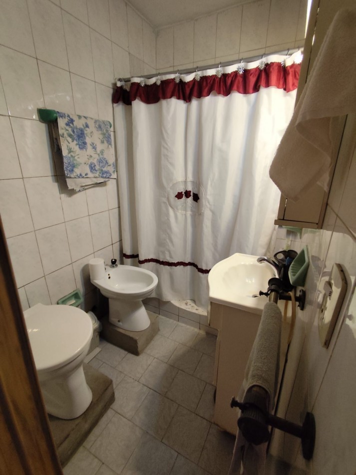 VENTA CASA CON LOCAL, ZONA COMERCIAL, 3 DORMITORIOS, LOCAL CON CORTINA, BAÑO, ENTREPISO Y SECTOR DE VENTA, JOAQUIN V GONZALEZ 2600 -BURZACO-