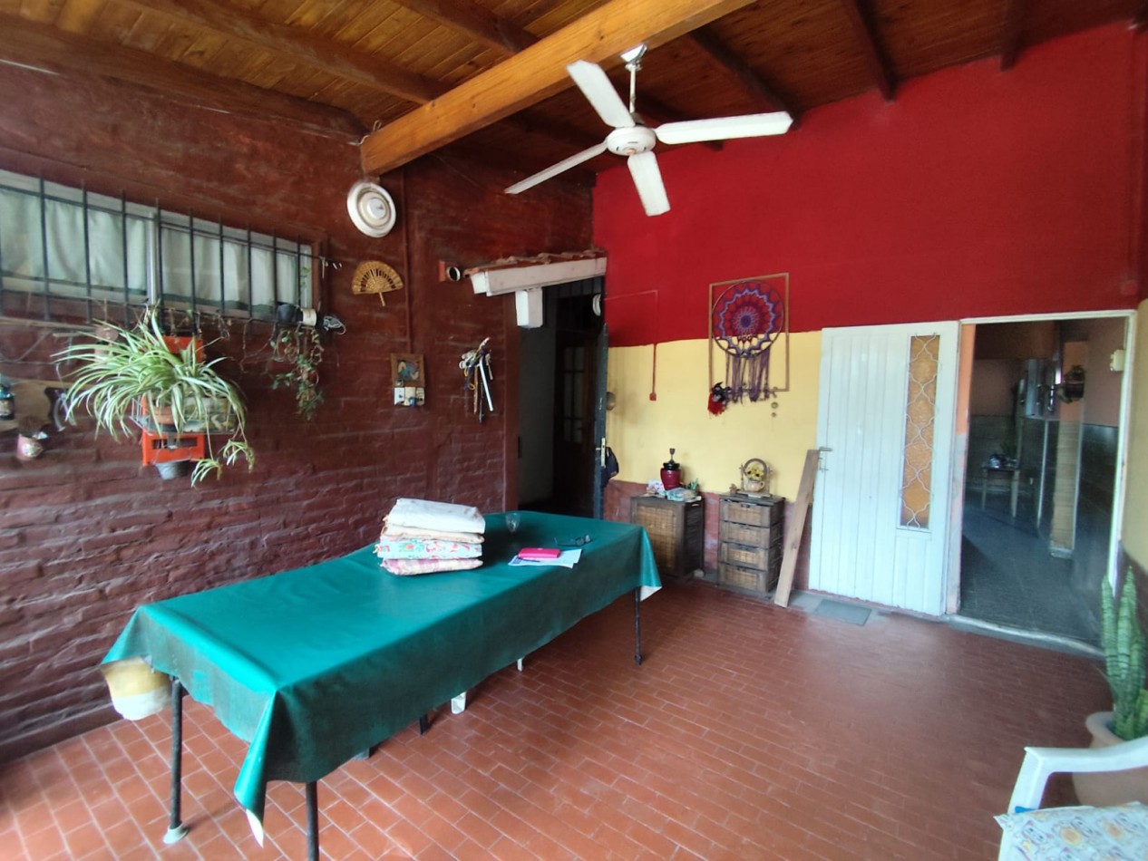 VENTA CASA CON LOCAL, ZONA COMERCIAL, 3 DORMITORIOS, LOCAL CON CORTINA, BAÑO, ENTREPISO Y SECTOR DE VENTA, JOAQUIN V GONZALEZ 2600 -BURZACO-