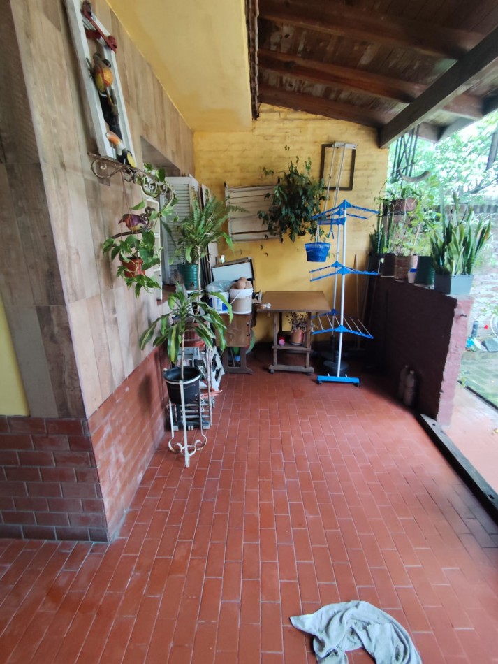 VENTA CASA CON LOCAL, ZONA COMERCIAL, 3 DORMITORIOS, LOCAL CON CORTINA, BAÑO, ENTREPISO Y SECTOR DE VENTA, JOAQUIN V GONZALEZ 2600 -BURZACO-