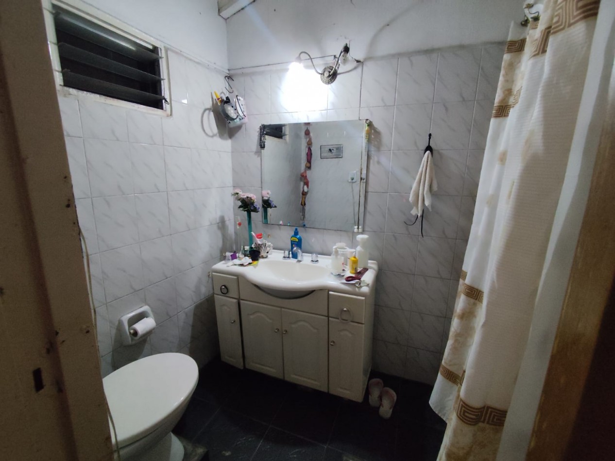 VENTA CASA CON LOCAL, ZONA COMERCIAL, 3 DORMITORIOS, LOCAL CON CORTINA, BAÑO, ENTREPISO Y SECTOR DE VENTA, JOAQUIN V GONZALEZ 2600 -BURZACO-