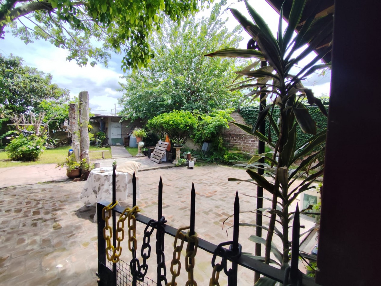 VENTA CASA CON LOCAL, ZONA COMERCIAL, 3 DORMITORIOS, LOCAL CON CORTINA, BAÑO, ENTREPISO Y SECTOR DE VENTA, JOAQUIN V GONZALEZ 2600 -BURZACO-
