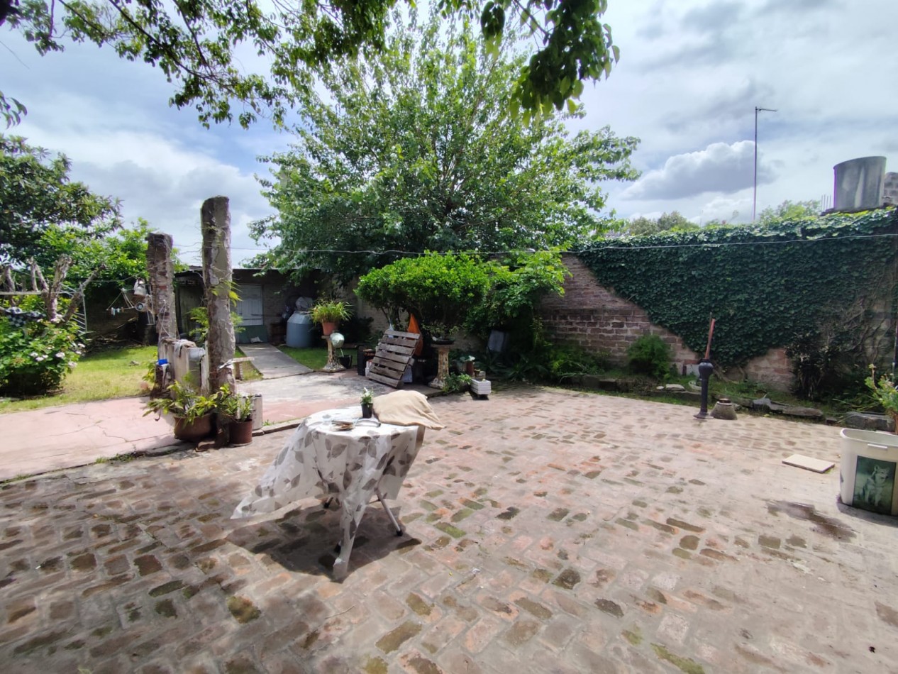 VENTA CASA CON LOCAL, ZONA COMERCIAL, 3 DORMITORIOS, LOCAL CON CORTINA, BAÑO, ENTREPISO Y SECTOR DE VENTA, JOAQUIN V GONZALEZ 2600 -BURZACO-