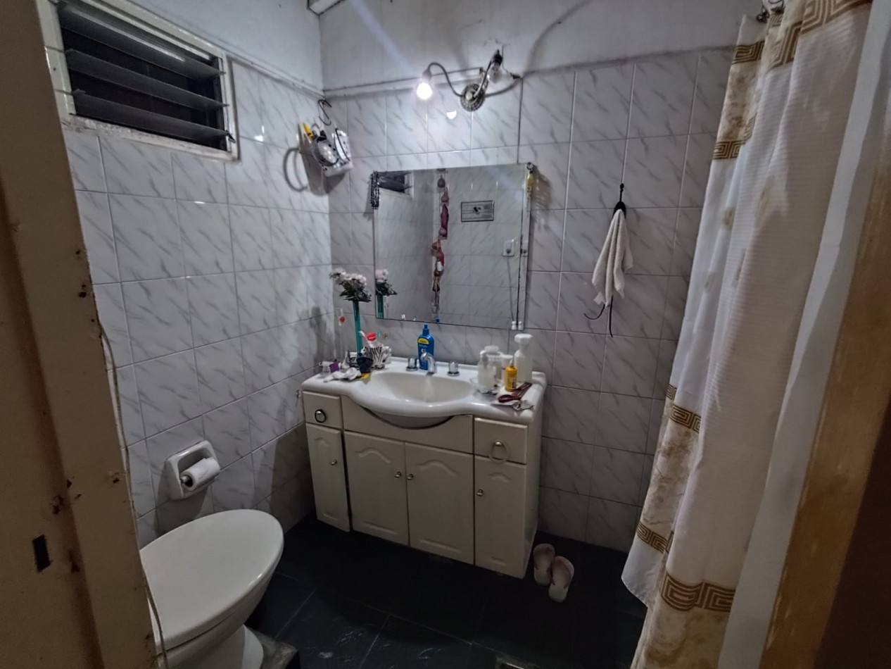 VENTA CASA CON LOCAL, ZONA COMERCIAL, 3 DORMITORIOS, LOCAL CON CORTINA, BAÑO, ENTREPISO Y SECTOR DE VENTA, JOAQUIN V GONZALEZ 2600 -BURZACO-