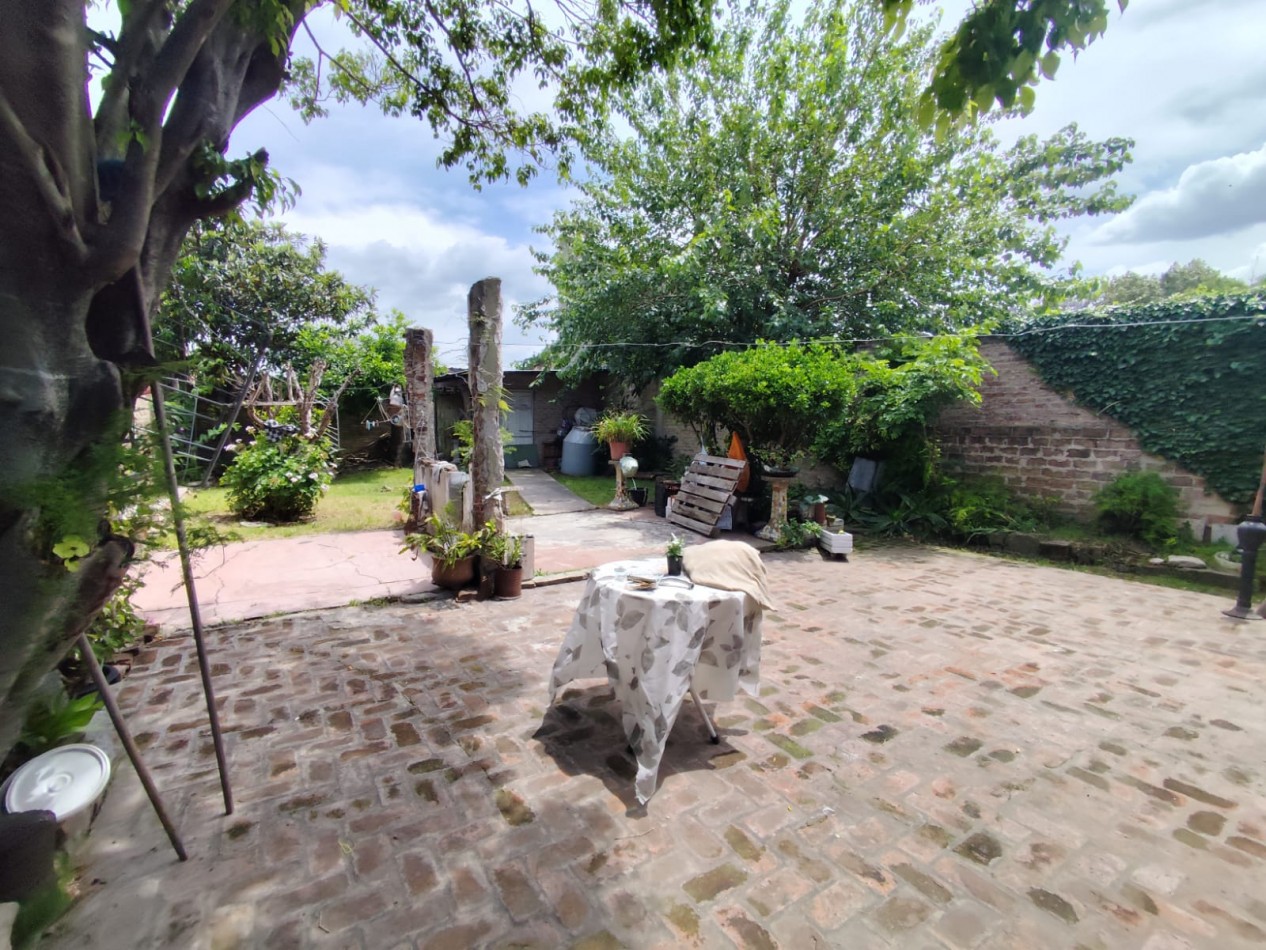 VENTA CASA CON LOCAL, ZONA COMERCIAL, 3 DORMITORIOS, LOCAL CON CORTINA, BAÑO, ENTREPISO Y SECTOR DE VENTA, JOAQUIN V GONZALEZ 2600 -BURZACO-