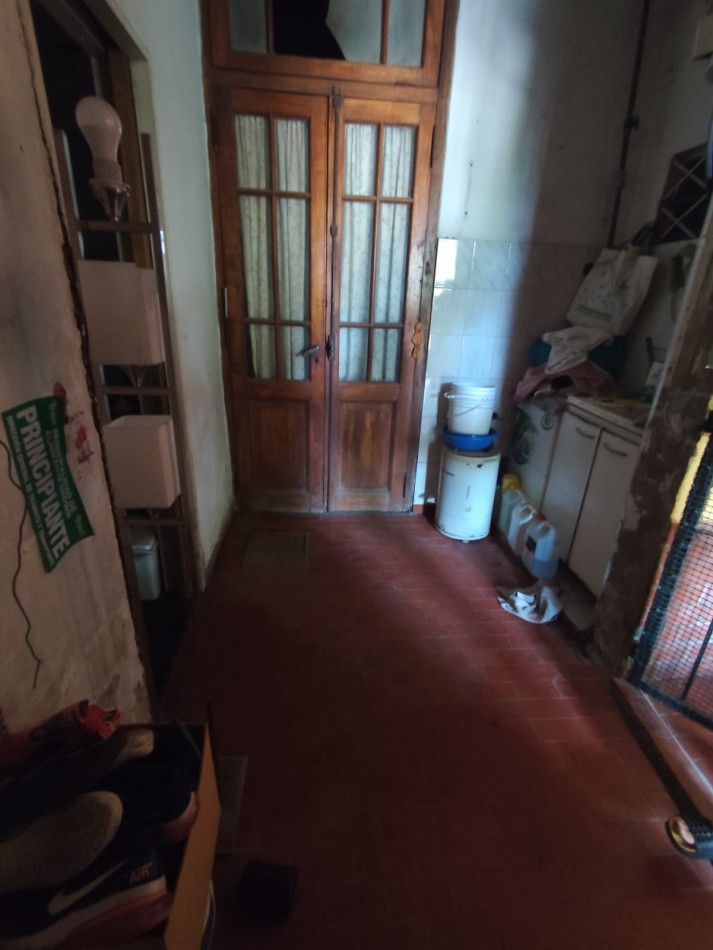 VENTA CASA CON LOCAL, ZONA COMERCIAL, 3 DORMITORIOS, LOCAL CON CORTINA, BAÑO, ENTREPISO Y SECTOR DE VENTA, JOAQUIN V GONZALEZ 2600 -BURZACO-