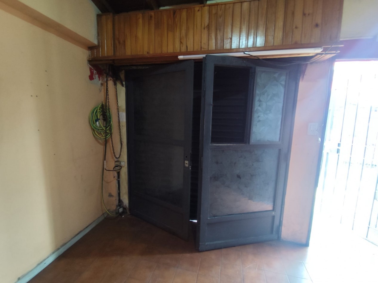 VENTA CASA CON LOCAL, ZONA COMERCIAL, 3 DORMITORIOS, LOCAL CON CORTINA, BAÑO, ENTREPISO Y SECTOR DE VENTA, JOAQUIN V GONZALEZ 2600 -BURZACO-