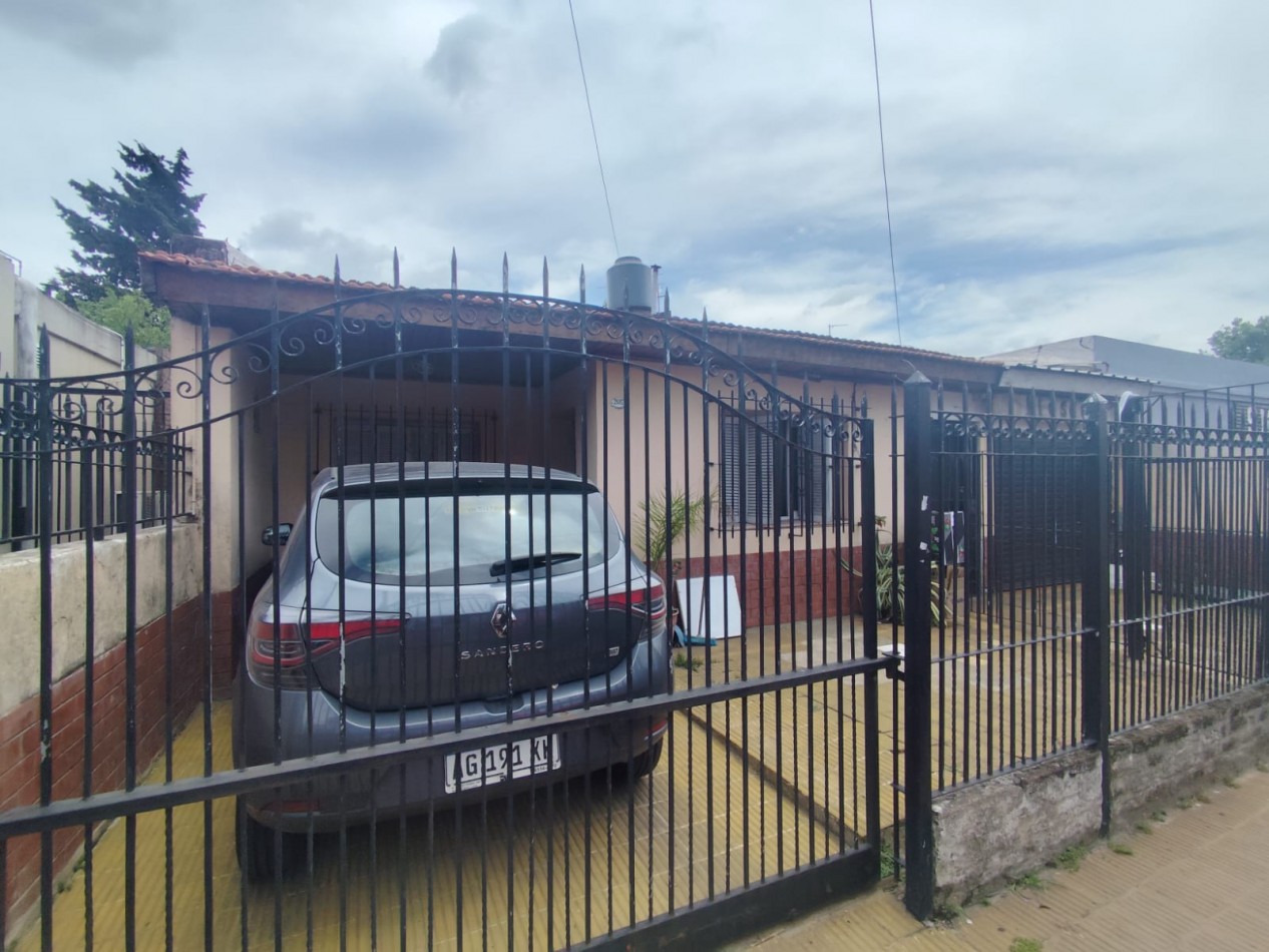 VENTA CASA CON LOCAL, ZONA COMERCIAL, 3 DORMITORIOS, LOCAL CON CORTINA, BAÑO, ENTREPISO Y SECTOR DE VENTA, JOAQUIN V GONZALEZ 2600 -BURZACO-