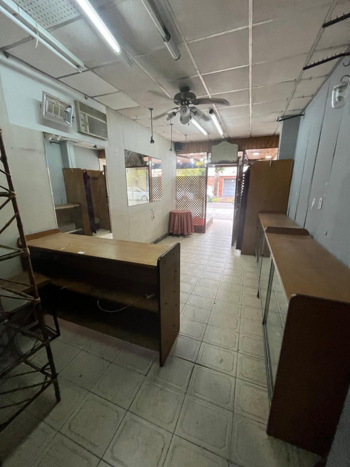 VENTA LOCAL MAS GALPON Y FONDO LIBRE, EXCELENTE UBICACION A 2 CUADRAS Y MEDIA DE AV ALMIRANTE BROWN AL 3800, TRIUNVIRATO 382 -TEMPERLEY-