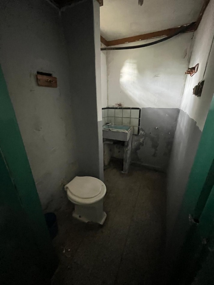 VENTA LOCAL MAS GALPON Y FONDO LIBRE, EXCELENTE UBICACION A 2 CUADRAS Y MEDIA DE AV ALMIRANTE BROWN AL 3800, TRIUNVIRATO 382 -TEMPERLEY-