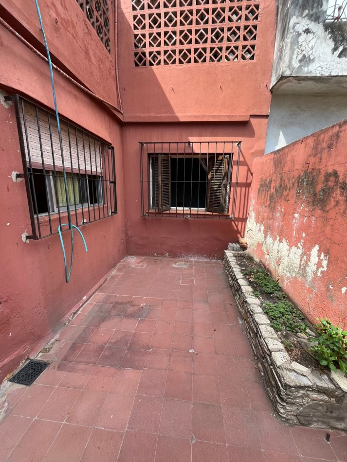 VENTA A RECICLAR, PH 3 AMBIENTES CON COCHERA TECHADA, EXCELENTE ZONA, A 2 CUADRAS DE AV. H. YRIGOYEN, DR MELO 4362 -REMEDIOS DE ESCALADA-
