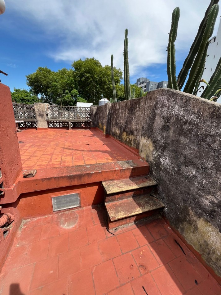VENTA A RECICLAR, PH 3 AMBIENTES CON COCHERA TECHADA, EXCELENTE ZONA, A 2 CUADRAS DE AV. H. YRIGOYEN, DR MELO 4362 -REMEDIOS DE ESCALADA-