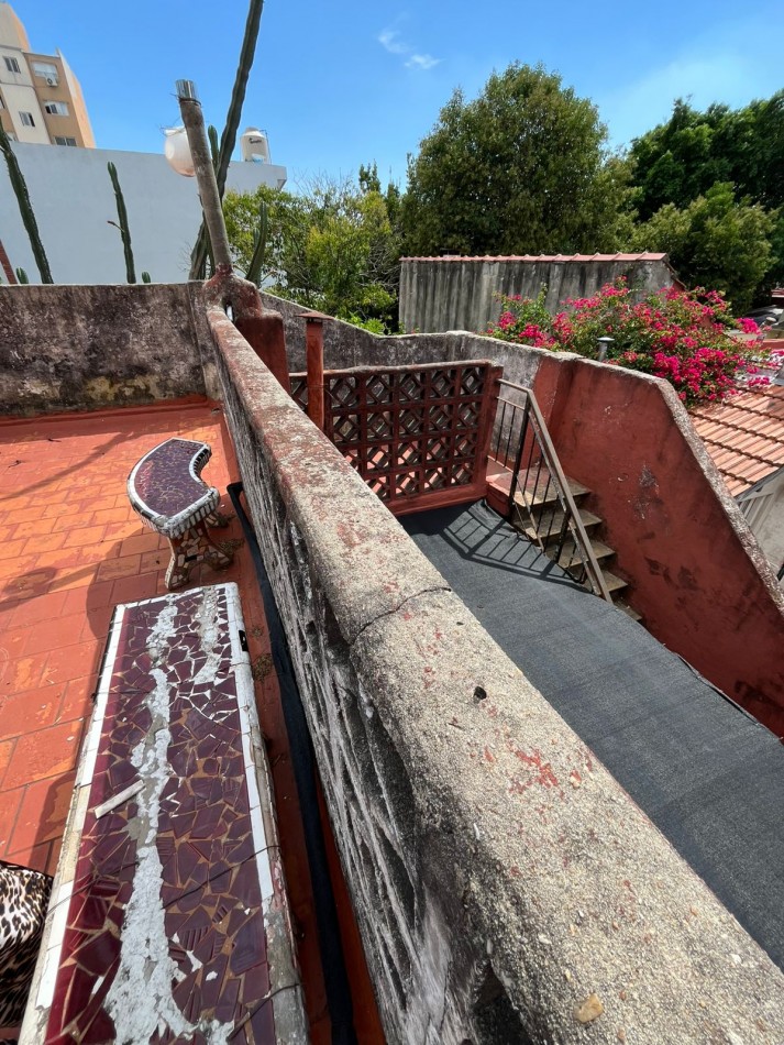 VENTA A RECICLAR, PH 3 AMBIENTES CON COCHERA TECHADA, EXCELENTE ZONA, A 2 CUADRAS DE AV. H. YRIGOYEN, DR MELO 4362 -REMEDIOS DE ESCALADA-