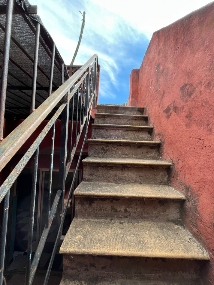 VENTA A RECICLAR, PH 3 AMBIENTES CON COCHERA TECHADA, EXCELENTE ZONA, A 2 CUADRAS DE AV. H. YRIGOYEN, DR MELO 4362 -REMEDIOS DE ESCALADA-