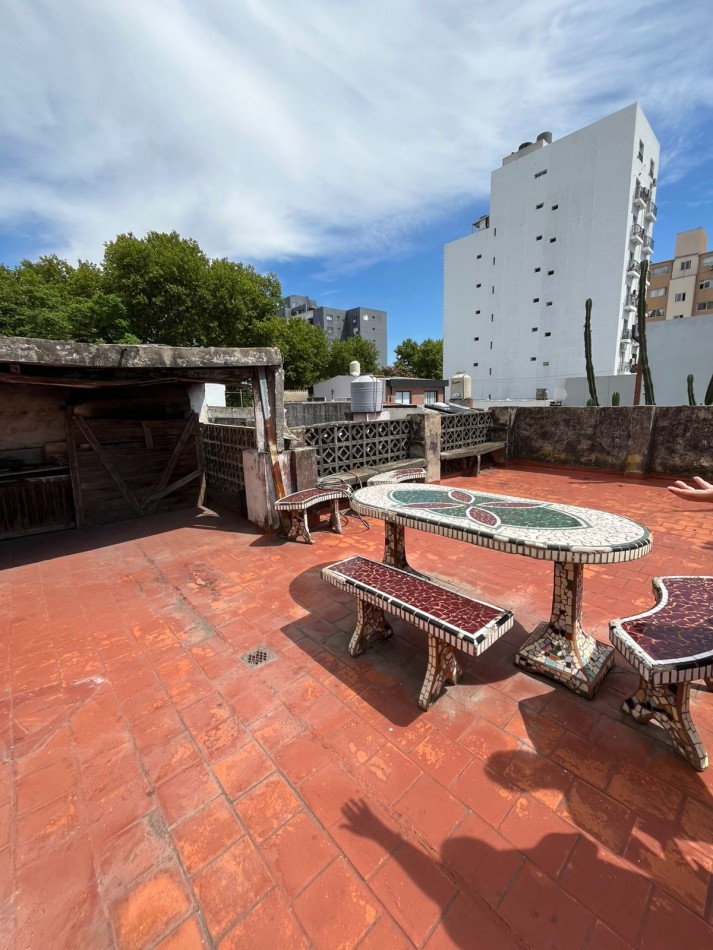 VENTA A RECICLAR, PH 3 AMBIENTES CON COCHERA TECHADA, EXCELENTE ZONA, A 2 CUADRAS DE AV. H. YRIGOYEN, DR MELO 4362 -REMEDIOS DE ESCALADA-