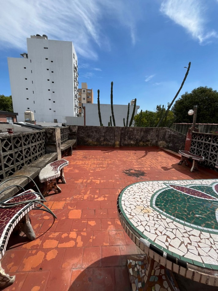 VENTA A RECICLAR, PH 3 AMBIENTES CON COCHERA TECHADA, EXCELENTE ZONA, A 2 CUADRAS DE AV. H. YRIGOYEN, DR MELO 4362 -REMEDIOS DE ESCALADA-