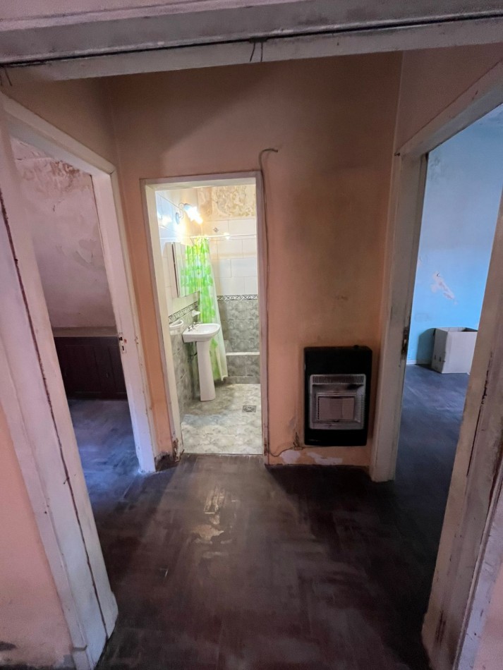 VENTA A RECICLAR, PH 3 AMBIENTES CON COCHERA TECHADA, EXCELENTE ZONA, A 2 CUADRAS DE AV. H. YRIGOYEN, DR MELO 4362 -REMEDIOS DE ESCALADA-