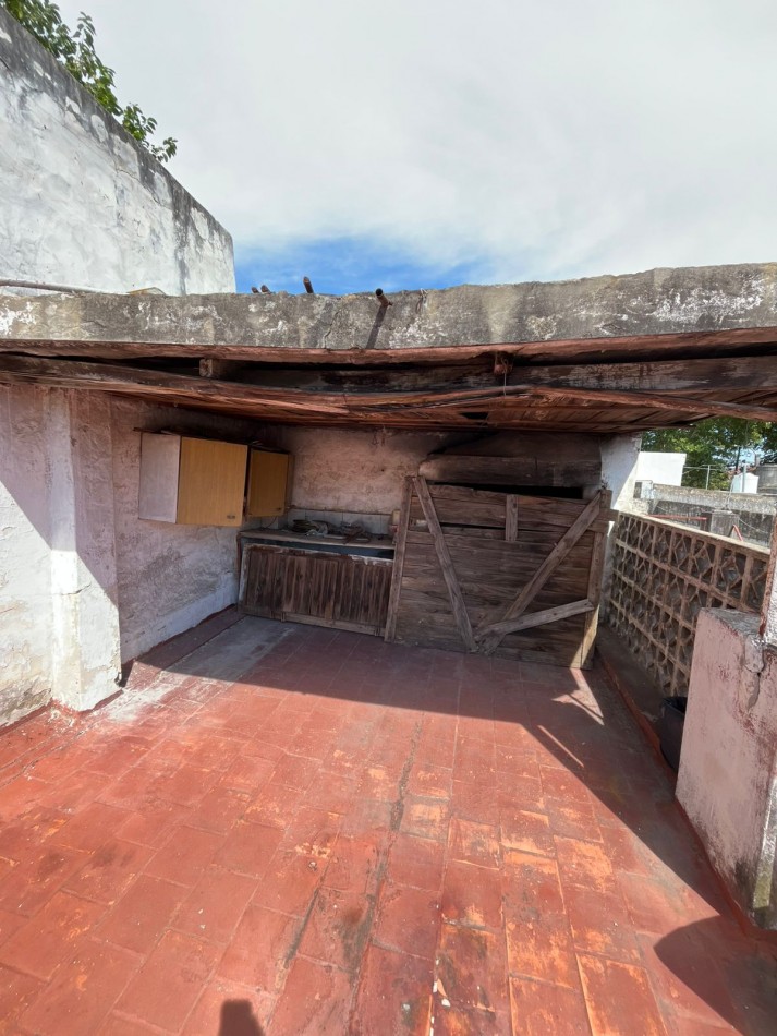 VENTA A RECICLAR, PH 3 AMBIENTES CON COCHERA TECHADA, EXCELENTE ZONA, A 2 CUADRAS DE AV. H. YRIGOYEN, DR MELO 4362 -REMEDIOS DE ESCALADA-