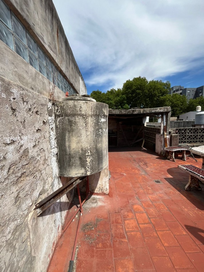VENTA A RECICLAR, PH 3 AMBIENTES CON COCHERA TECHADA, EXCELENTE ZONA, A 2 CUADRAS DE AV. H. YRIGOYEN, DR MELO 4362 -REMEDIOS DE ESCALADA-
