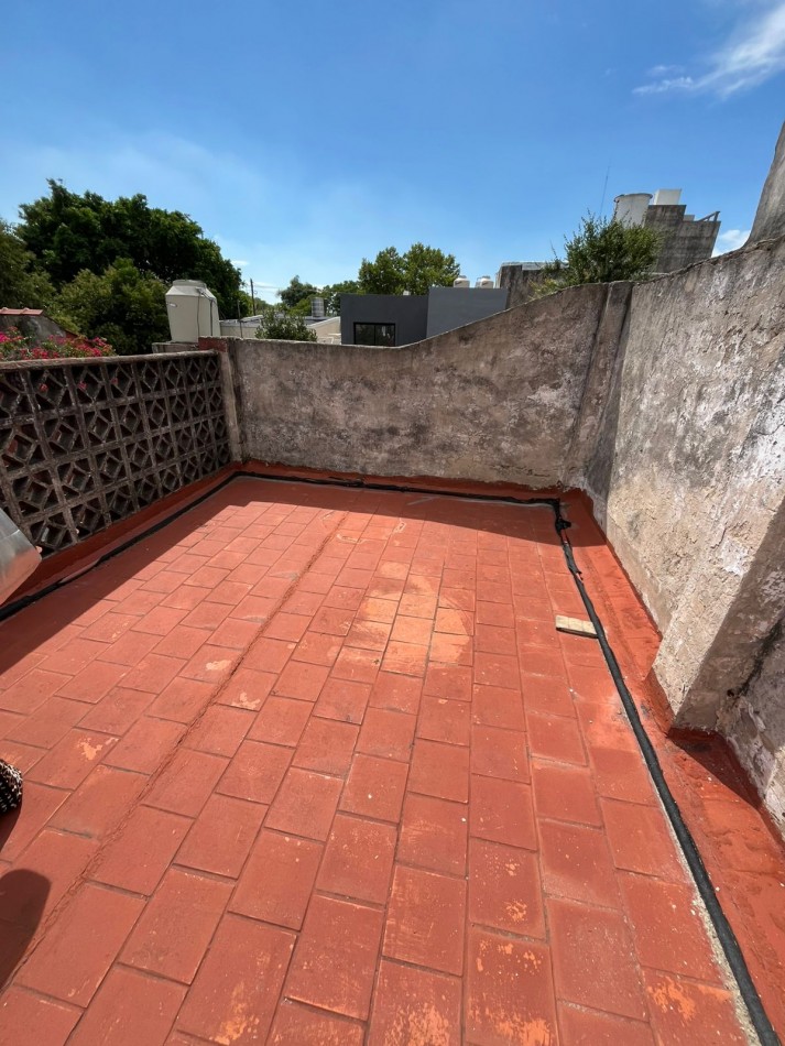 VENTA A RECICLAR, PH 3 AMBIENTES CON COCHERA TECHADA, EXCELENTE ZONA, A 2 CUADRAS DE AV. H. YRIGOYEN, DR MELO 4362 -REMEDIOS DE ESCALADA-