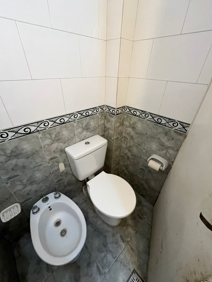 VENTA A RECICLAR, PH 3 AMBIENTES CON COCHERA TECHADA, EXCELENTE ZONA, A 2 CUADRAS DE AV. H. YRIGOYEN, DR MELO 4362 -REMEDIOS DE ESCALADA-