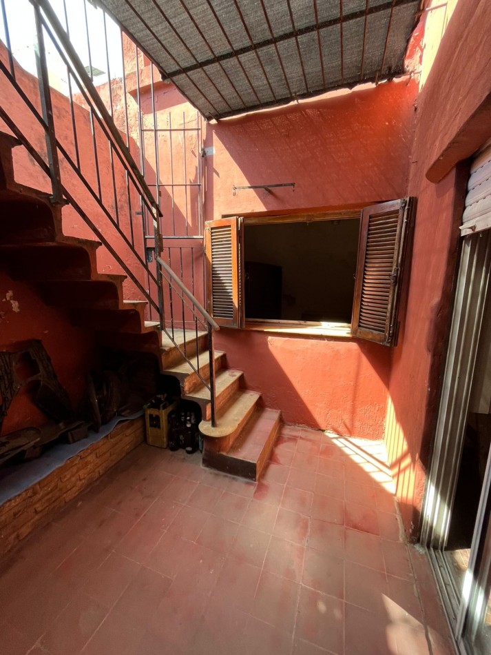 VENTA A RECICLAR, PH 3 AMBIENTES CON COCHERA TECHADA, EXCELENTE ZONA, A 2 CUADRAS DE AV. H. YRIGOYEN, DR MELO 4362 -REMEDIOS DE ESCALADA-