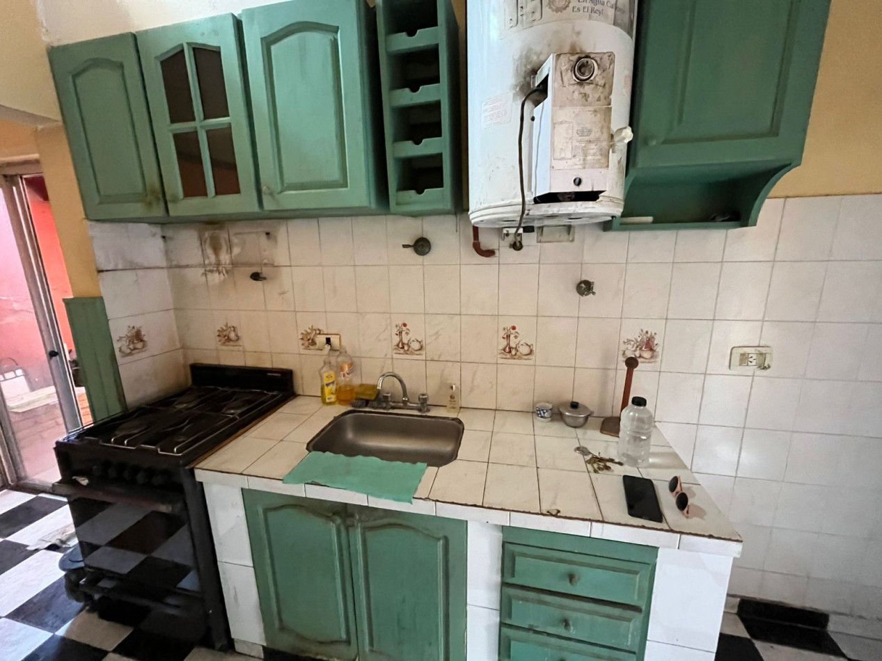 VENTA A RECICLAR, PH 3 AMBIENTES CON COCHERA TECHADA, EXCELENTE ZONA, A 2 CUADRAS DE AV. H. YRIGOYEN, DR MELO 4362 -REMEDIOS DE ESCALADA-