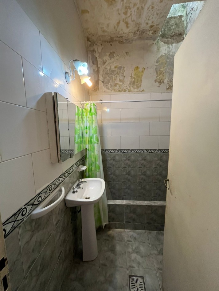 VENTA A RECICLAR, PH 3 AMBIENTES CON COCHERA TECHADA, EXCELENTE ZONA, A 2 CUADRAS DE AV. H. YRIGOYEN, DR MELO 4362 -REMEDIOS DE ESCALADA-