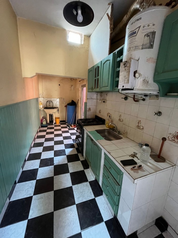 VENTA A RECICLAR, PH 3 AMBIENTES CON COCHERA TECHADA, EXCELENTE ZONA, A 2 CUADRAS DE AV. H. YRIGOYEN, DR MELO 4362 -REMEDIOS DE ESCALADA-