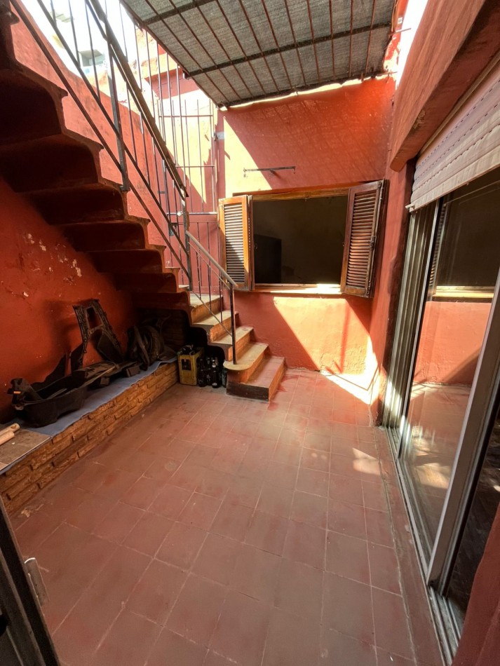 VENTA A RECICLAR, PH 3 AMBIENTES CON COCHERA TECHADA, EXCELENTE ZONA, A 2 CUADRAS DE AV. H. YRIGOYEN, DR MELO 4362 -REMEDIOS DE ESCALADA-